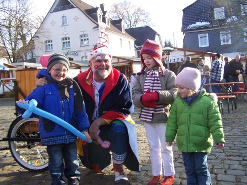 Foto: Für die kleinen Besucher zaubert der Clown "Balloni" wieder ganz tolle Sachen aus Luftballons. Foto: Für die kleinen Besucher zaubert der Clown "Balloni" wieder ganz tolle Sachen aus Luftballons.