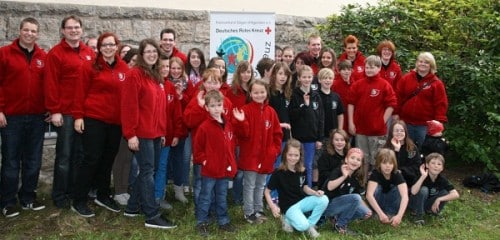 Die anwesenden Jugendrotkreuzler freuten sich riesig nach der Übergabe der neuen Fleece Jacken und Polo-T-Shirts im Henry-Dunant-Haus des Kreisverbandes Siegen-Wittgenstein Foto: DRK-Kreisverband Siegen-Wittgenstein e.V.