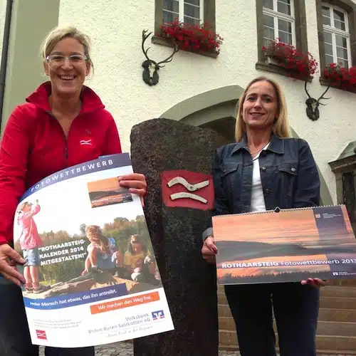 Antje Figge-Rhode (Volksbank Brilon-Büren-Salzkotten eG) und Ulrike Becker von der Rothaarsteig-Geschäftsstelle sind gespannt auf die Bildeinsendungen des Fotowettbewerbs „Rothaarsteigkalender 2014 selbst mitgestalten!“ (Quelle: Geschäftsstelle Rothaarsteig).