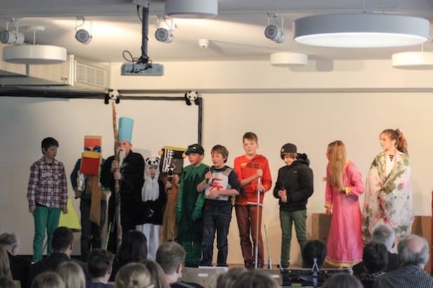 Die Geschichte vom Panda und Mönch, die die Prinzessin aus den Fängen des Bösewichts befreiten, führten die Schüler der Gemeinschaftsschule Burbach beim 7. Kreativwettbewerb Chinesisch auf (Foto: Gemeinde Burbach).
