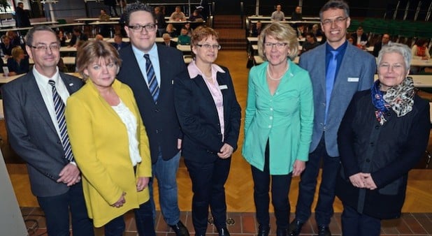 Ingo Maschoty, Bezirksregierung Arnsberg, Martina Hosbach, Schulamt für den Kreis Soest, Hendrik Henneböhl und Andrea Bergmann, Kommunale Koordinierung Übergang Schule-Beruf beim Kreis Soest, Maria Büse-Dahlmann, Bezirksregierung Arnsberg, Dieter Hesse, Abteilungsleiter Schulangelegenheiten Kreis Soest, Maria Schulte-Kellinghaus, Dezernentin für Schule, Jugend und Soziales des Kreises Soest (v.l.), stellten das landesweite Übergangssystem "Kein Abschluss ohne Anschluss" vor (Foto: Franca Großevollmer/Kreis Soest).