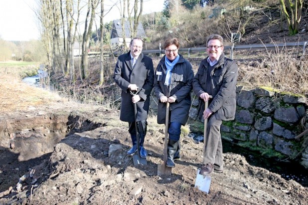 Landrat Thomas Gemke, Kreisdirektorin Barbara Dienstel-Kümper und Meinerzhagens Bürgermeister Erhard Pierlings (von links) beim ersten Spatenstich (Foto: Hendrik Klein/Märkischer Kreis).