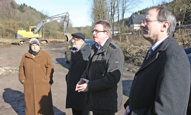 Die ehemaligen Grundstückseigentümer Aliye und Cevat Cuskun mit Bürgermeister Pierlings und Landrat Gemke (Foto: Hendrik Klein/Märkischer Kreis).