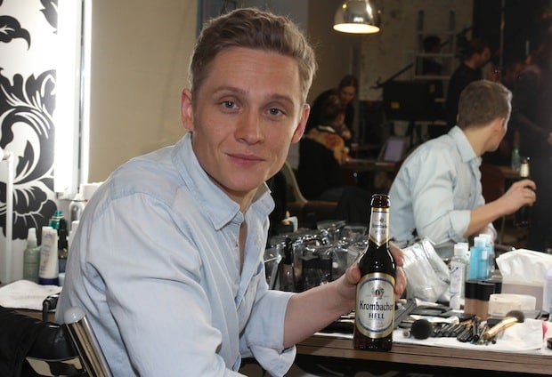 Matthias Schweighöfer lässt sich gerne in einer Produktionspause schon einmal ein Krombacher Hell schmecken (Foto: Krombacher Brauerei Bernhard Schadeberg GmbH & Co. KG).