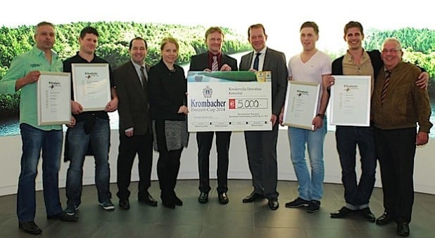 Nino Di Bella (Teamchef von Amaro Lucano), Jens Birkholz (Teamchef der Berufsfeuerwehr Hagen), Jürgen Müller (Kindervilla Dorothee), Dorothee Müller (Kindervilla Dorothee), Rolf Kocher (Turnierorganisator), Steffen Mues (Schirmherr des Freizeit Cups), Azdren Iberhysaj (Teamchef von Oceans 8), Lukas Franz (Teamchef von Life is Life), Wolfgang Wurm (Repräsentant der Krombacher Brauerei) (v.l.n.r.) - Foto: Krombacher Brauerei Bernhard Schadeberg GmbH & Co. KG.