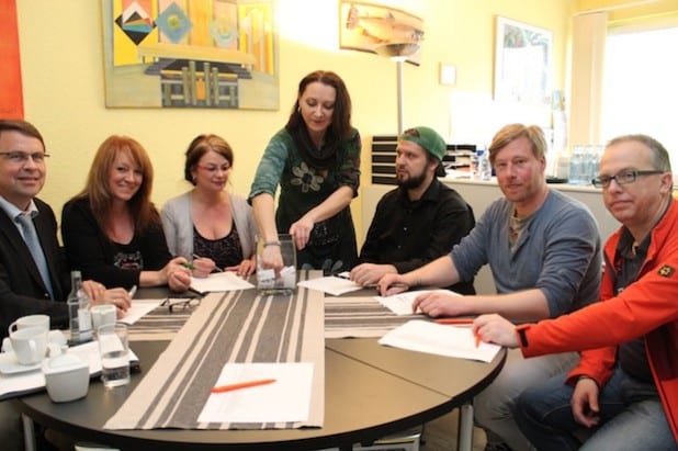 Die Jury (v.l.) mit Guido Forsting (Geschäftsführer Sauerlandpark), Carmen Fürstenau (IKZ), Silke Weidenheimer (Märkische Bank), Losfee Claudia Grau, Daniel Halfmann, Daniel Braun und Christoph Schulte (Stadtspiegel Iserlohn/Hemer) sprach sich für den Vorschlag von Andre Lemke aus: Die Skateschule heißt ab sofort „360°“ (Foto: Stadt Hemer).