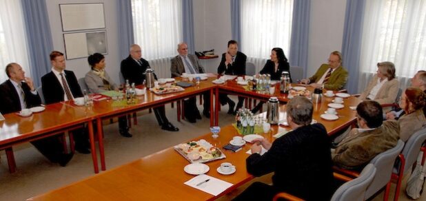 Zum runden Tisch zur Entlass-Situation Sicherheitsverwahrter im Kreishaus begrüßte Landrätin Eva Irrgang (7. v.l.) Ministerialrat Frank Blumenkamp (6. v.l.), Referatsleiter Behandlungsvollzug des NRW-Justizministeriums (Foto: Wilhelm Müschenborn/Kreis Soest).