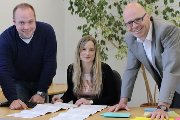 Im Wilnsdorfer Rathaus sind neben Wahlleiter Helmut Eich (r.) drei weitere Kollegen für die Vorbereitung der Kommunal- und Europawahlen am 25. Mai im Einsatz, darunter Patrick Gnädig und Lisa Wagener (Foto: Gemeinde Wilnsdorf).