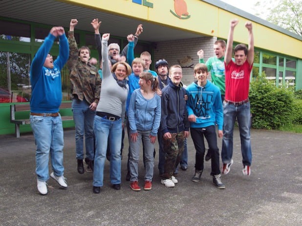 Die Schülerinnen und Schüler der Klasse Oberstufe 2 der Don-Bosco-Schule, Förderschule des Kreises Soest mit dem Schwerpunkt Geistige Entwicklung in Lippstadt, freuen sich riesig, dass sie zu den Hauptpreisträgern im Wettbewerb um den UNICEF-JuniorBotschafter gehören (Foto: Don-Bosco-Schule/Kreis Soest).
