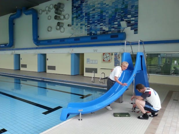 An Muttertag kann es losgehen: Jörg Beuchel kontrolliert die neue Rutsche, während diese zugleich die letzte Politur bekommt. Hallen- und Freibad sind für die Badegäste gerüstet (Foto: Stadt Meschede).