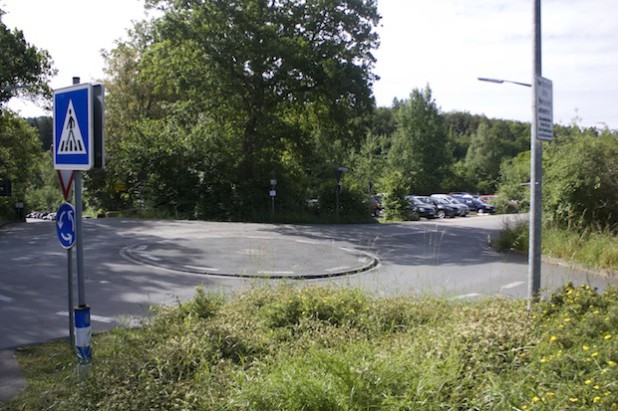 Wo jetzt noch Autos parken, spielen bald 55 Kinder: Die Diakonie in Südwestfalen baut auf dem Gelände neben dem Kreisel oberhalb des Diakonie Klinikums Jung-Stilling eine neue Kindertagesstätte (Foto: Diakonie in Südwestfalen gGmbH).
