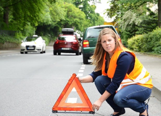 Ab dem 1. Juli gilt in Deutschland die Warnwestenpflicht. Bei einer Panne oder einem Unfall erhöht diese die eigene Sicherheit. Daher sollte die Weste stets griffbereit im Fahrzeug verstaut werden (Foto: Judith Wedderwille/ Kreis Soest).