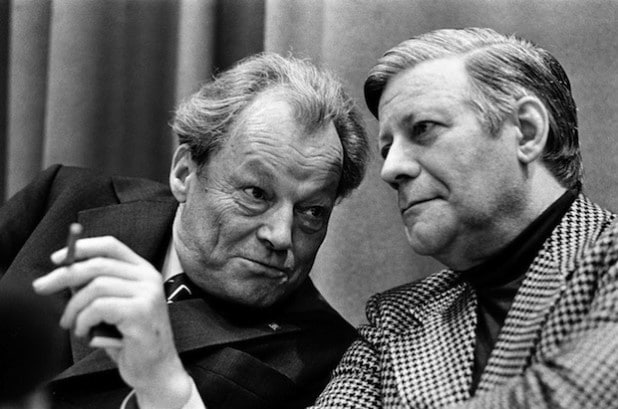 Willy Brandt und Helmut Schmidt auf dem SPD-Parteitag in Hamburg, 15. November 1974. Der Parteitag fand vom 14. bis 19. November 1977 statt (Foto: Volker Hinz/Agentur Focus).