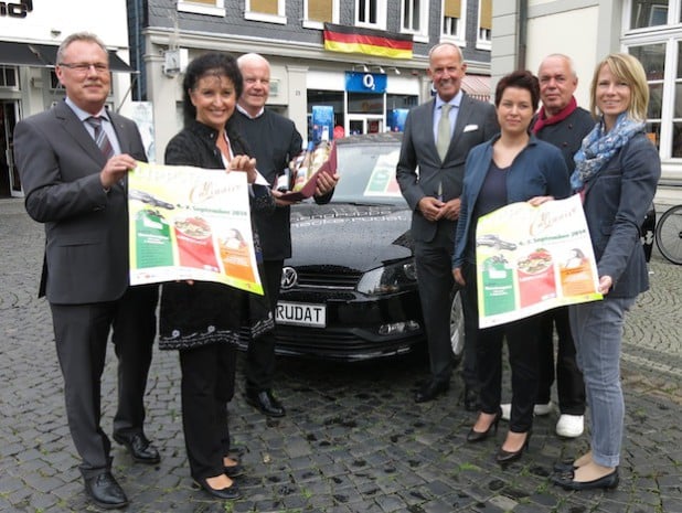 Gerd Ziems (Lippstädter Werbegemeinschaft), Carmen Harms (KWL), Ralf Mende (Altes Gasthaus Voss), Günter Hippchen (Volksbank), Claudia Hunecke-Büker (Autohaus Hunecke), Gerhard Auer (Böttger-Auer Creativ Catering GmbH) und Anja Bauer (KWL) - Foto: Stadt Lippstadt.
