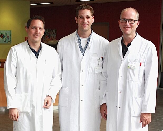 Der leitende Arzt Dr. Björn-Christian Vehse (rechts) und Chefarzt Dr. Stefan Beyerlein (links) begrüßen den neuen Oberarzt Dr. Christian Wolfgang Sippel (Mitte) auf dem Wellersberg (Foto: DRK-Kinderklinik Siegen gGmbH).