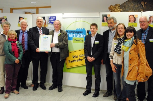 Aus der Hand von Fairtrade-Ehrenbotschafter Manfred Holz (3. v.l.) erhielten Bürgermeister Uli Hess und die Mitglieder der Steuerungsgruppe das Fairtrade-Siegel (Foto: Stadt Meschede).