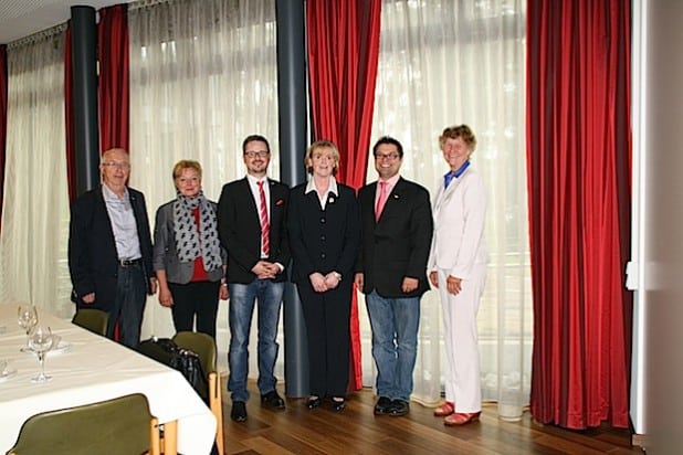 Vizepräsidentin Carin Hell besuchte das DRK-Seniorenzentrum „Haus am Bomberg“ zum regen Gedankenaustausch mit Rene Teich, Claudia Artz, Thorsten Rediger, Cornelia Steinhoff und Reinhard Sommer (von rechts) - Foto: DRK Brilon.