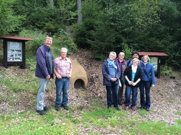 Mitglieder der Siegener SPD-Fraktion durchwanderten den historischen Rundwanderweg Achenbach. Einer der Höhepunkte war der Nachbau eines eisenzeitlichen La-Tène-Ofens (Foto: SPD-Fraktion Siegen).