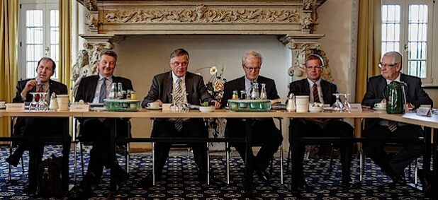Felix Hensel (3. v.l. ) leitete das "Olper Stammtisch-Gespräch" der IHK auf Burg Schnellenberg (Foto: IHK Siegen).