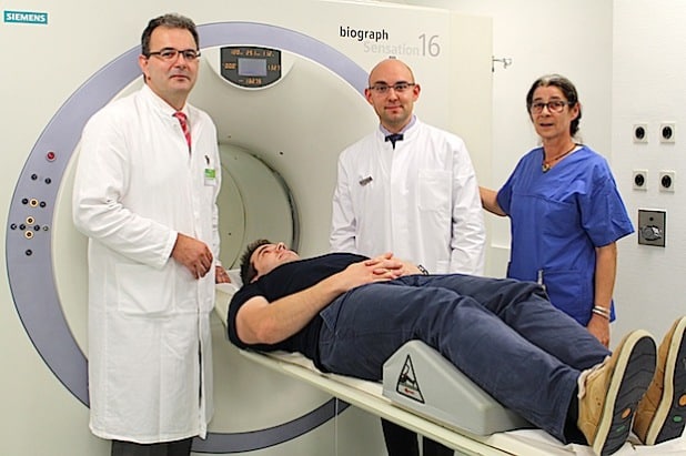 In Siegen gibt es künftig im PET/CT-Zentrum eine der derzeit modernsten Untersuchungsmethoden für Patienten mit Krebs- und Gehirnerkrankungen. Dr. Michael El-Sheik (links) und Privatdozent Dr. Deniz Kahraman (2. von rechts) leiten das Zentrum (Foto: Diakonie in Südwestfalen gGmbH).