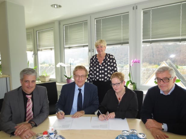 Unterzeichnung des Kooperationsvertrages (v.l.): Andreas Liebald (Konrektor), Franz-Karl Lindner (Schulleiter der von- Vincke-Schule), Abteilungsdirektorin Susanne Blasberg-Bense (Bezirksregierung Arnsberg), Astrid Leutbecher (Leiterin FIBS der Bezirksregierung) und Ulrich Gelsing (Schulaufsicht Bezirksregierung) - Foto: Bezirksregierung Arnsberg.