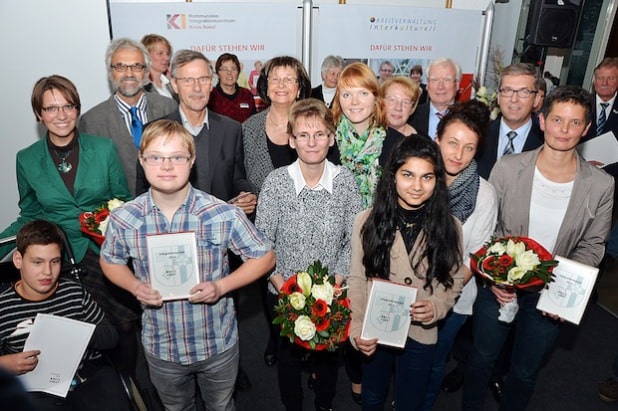 Vizelandrätin Irmgard Soldat und Erwittes Bürgermeister Peter Wessel, welche die Schirmherrschaft des diesjährigen Integrationspreises übernommen hatten, überreichten die Urkunden an die Vertreter der Soester Pauli-Hauptschule (erster Preis, Mitte), des Marien-Gymnasiums Werl (zweiter Preis, rechts) und der Don-Bosco-Schule Lippstadt (dritter Preis, links) - Foto: Wilhelm Müschenborn/Kreis Soest