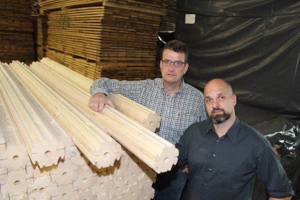 Architekt Ralph Levers (dunkles Hemd) und Hubertus Hegener-Hachmann mit NATURI-Komponenten (Foto: Hegener-Hachmann GmbH & Co. KG).