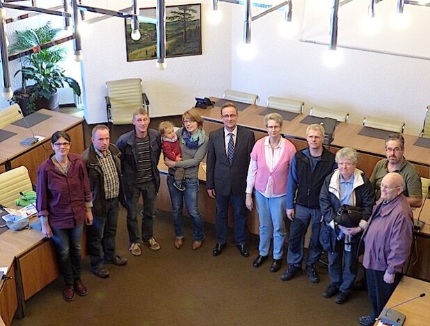 Gruppenbild einiger Empfänger der Auszahlung aus dem Umweltfonds mit Klimaschutzmanagerin Birgit Frerig-Liekhues (links) und Bürgermeister Hans-Peter Hasenstab in der Bildmitte - Foto: Stadt Hilchenbach.