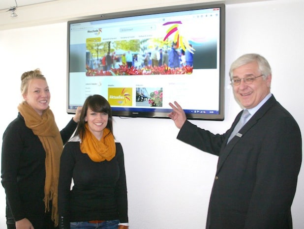 Stellen die neue Visitenkarte der Stadt Meschede im Internet vor (v.l.): Christina Henke und Stefanie Schröder vom Stadtmarketing sowie Bürgermeister Uli Hess (Foto: Stadt Meschede).