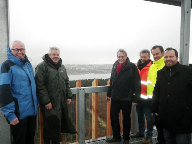 Bürgermeister Hans Dicke, Geschäftsführer Michael Matysiak (Naturpark Arnsberger Wald), Verbandsvorsteher Winfried von Schroeder (Naturpark Arnsberger Wald), Burkhard Schulte (Bauamtsleiter Möhnesee), Statiker Daniel Werner und Architekt Roland Heim genossen bei der Bauabnahme als „Erstbesteiger“ die Aussicht, die der Möhneseeturm bietet (Foto: Simone Schicketanz/Kreis Soest).