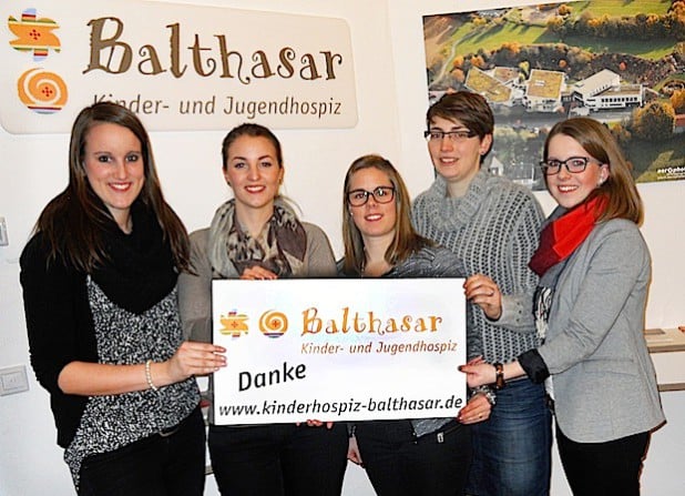 Stellvertretend für das Kinder- und Jugendhospiz Balthasar sagte Öffentlichkeitsreferentin Lisa-Marie Scherer (2.v.l.) Danke für die Spende der Jugend- und Auszubildendenvertretung und der Auszubildenden der Kreisverwaltung Soest. Zur Spendenübergabe nach Olpe waren Kathrin Lichte (l.), Anni Kampmann (Mitte), Eva-Maria Rudolphi (2.v.r.) und Anna Tüselmann (r.) gereist (Foto: JAV/Kreis Soest).