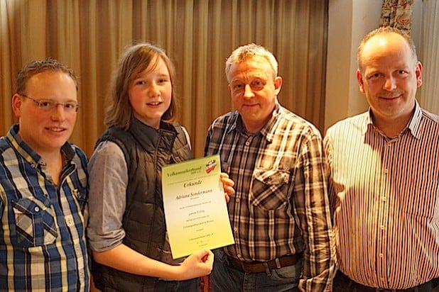 Der 2. Vorsitzende Thomas Nöcker, Adriana Sondermann, der 2. Kassierer Berthold Nies und der 1. Vorsitzende Uwe Klein (von links) - Foto: Musikverein Rehringhausen.