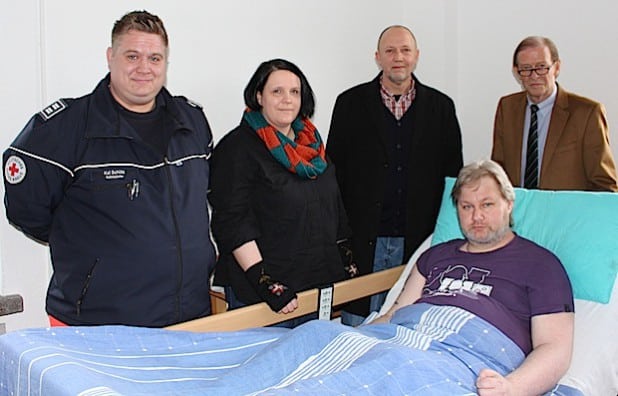 Dank engagierter Helfer kann Volker Schäfer aufatmen (von links): Kai Schütz, Rotkreuzleiter DRK Niederschelden, Stefanie Junghans und Michael Gieseler vom Ambulant Betreuten Wohnen, Martin Lauffer, Geschäftsführer Kreisbahn Siegen-Wittgenstein (Foto: Diakonie in Südwestfalen gGmbH).