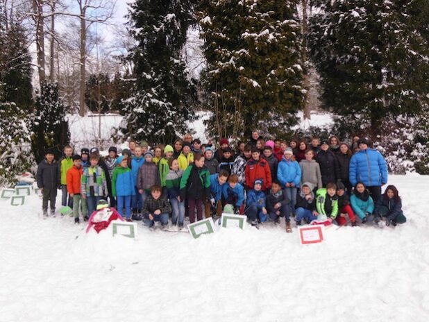 Die Klassen 5 der Realschule in Hilchenbach haben ihre Schneefrauen und -männer auf dem Schulhügel, der Gerichtswiese und dem Gelände der alten Florenburg-Grundschule errichtet (Foto: Stadt Hilchenbach).