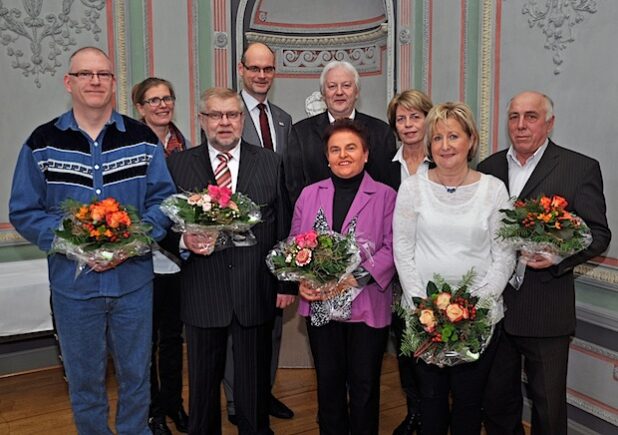 Zum Ende des vergangenen Jahres waren sie aus dem Dienst der Stadt Lippstadt ausgeschieden, jetzt wurden sie im Kreise von alten Kollegen und Wegbegleitern offiziell verabschiedet (v.l.); Ralf Bekemeier, Adam Rojek, Doris Schneider, Hildegard Eckernkemper, Helga Peitz und Viktor Hinz. Es gratulierten und bedankten sich (hintere Reihe v.l.): Jutta Kleegräfe, Fachdienstleiterin Personal, Bürgermeister Christof Sommer und Joachim Zimmermann, stellvertretender Personalratsvorsitzender (Foto: Stadt Lippstadt).