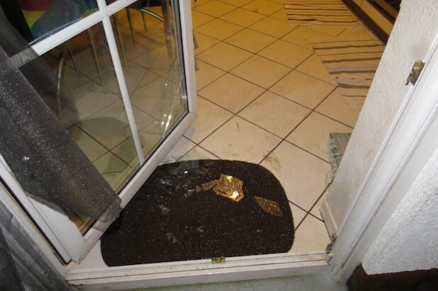 Die Täter schlugen die Glasscheiben ein (Foto: Kreispolizeibehörde Soest).