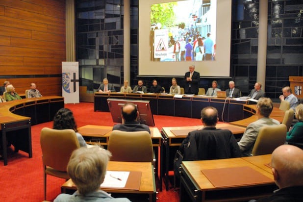 Perspektiven für die Fußgängerzone: Im Mescheder Rathaus diskutierten Stadtverwaltung, Grundstückseigentümer und Gewerbetreibende über eine mögliche Umgestaltung (Foto: Stadt Meschede).