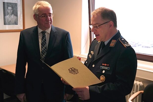 Der Kommandeur des Einsatzführungsbereich 2, Oberstleutnant Lars Hoffmann (r.), verabschiedete Stabsfeldwebel Falk Heinrichs (l.) kürzlich in den Ruhestand (Foto: Alexander Kehle).