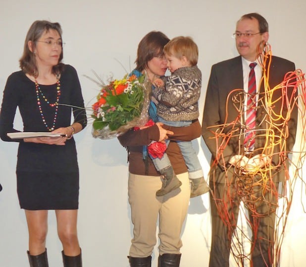 Bei der Ausstellungseröffnung (von links) Dr. Agnes Zelck, Künstlerin Stefanie Welk und Landrat Thomas Gemke (Foto: Klaus Sauerland/Märkischer Kreis).