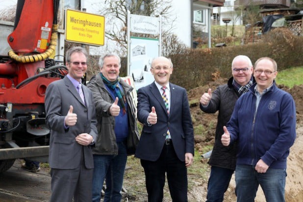 Von links: Reinhard Rohleder (Telekom), Gregor Humpert, Bürgermeister Dietmar Heß und Ludwig Rasche (Gemeinde Finnentrop) sowie Armin Judas (Telekom) an der Breitband-Baustelle in Weringhausen (Foto: Gemeinde Finnentrop).