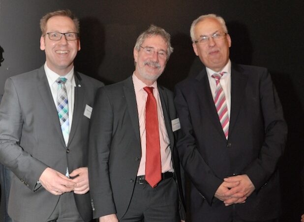 Landrat Dr. Karl Schneider (rechts) und Hubertus Winterberg (links), Geschäftsführer der Südwestfalen Agentur, nutzten den Empfang der Regionen in Düsseldorf unter anderem zum Gedankenaustausch mit Staatssekretär Dr. Günther Horzetzky (Wirtschaftsministerium, M.) - Foto: Südwestfalen Agentur GmbH.