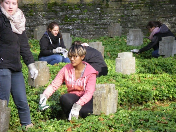 Auch in unserer Region finden regelmäßig Studientage mit Arbeitseinsätzen statt; hier mit Auszubildenden der Kreisverwaltung Siegen-Wittgenstein am 27. Oktober 2014 (Foto: Volksbund Deutsche Kriegsgräberfürsorge e.V.).