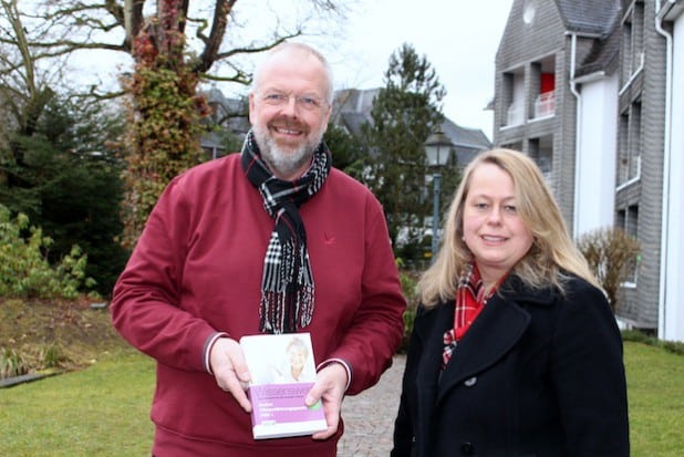 Uwe Beul vom Caritas-Zentrum Attendorn und Christiane Plugge von der Hansestadt Attendorn laden zu einer Informationsveranstaltung zum Thema „Mehr Leistungen - Das Pflegestärkungsgesetz“ am Mittwoch, 11. März 2015, um 19.00 Uhr in den Ratssaal des Rathauses in Attendorn ein (Foto: Hansestadt Attendorn).