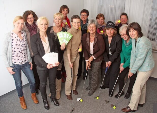 Die Frauen des Frauennetzwerks Hellweg freuen sich auf den ersten Bürogolf-Contest im Kreis Soest (Foto: Stephanie Schmitt-Rodermund).