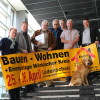 Foto (vlnr): Jürgen Bürschel, Marius Müller, Jean-Pierre Wijnen, Andreas Weiler, Dirk Aengeneyndt, Hans-Gerd Rittmann und Jens Altenberger. Vor dem Plakat: Schimmelsuchhund "Sam".