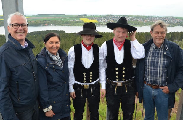 Gemeinsam mit den beiden Zimmermännern, die den Richtspruch hielten, genossen (v. l.) Bürgermeister Hans Dicke, Landrätin Eva Irrgang und Verbandsvorsteher Winfried von Schroeder nach der offiziellen Eröffnung des Möhnesee-Turms die herrliche Aussicht (Foto: Wilhelm Müschenborn/Kreis Soest).