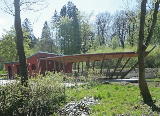 Das „Waldschiff“ auf dem Parkplatz im Rüthener Bibertal, origineller Anlaufpunkt für Touristen und Wanderer, wird mit einer kleinen Feierstunde am Mittwoch, 27. Mai 2015, 14 Uhr eingeweiht (Foto: Simone Schicketanz/Naturpark Arnsberger Wald).