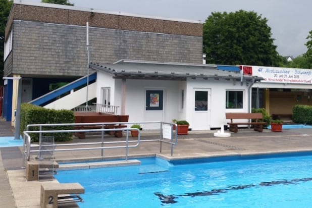 Eine leistungsstarke Außenantenne sorgt ab sofort dafür, dass Freifunk auch im Mescheder Freibad verfügbar ist (Foto: Franz Brieden).