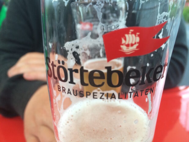 Leckerer Gerstensaft aus der "Bug-Theke". Eine 14 Meter große "Santa Maria" brachte die Störtebeker Brauerei mit nach Meinerzhagen.
