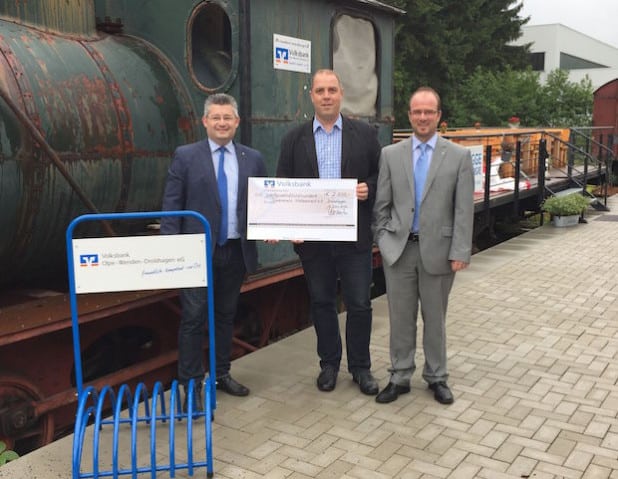 Von links: Sascha Koch, Andre Grütz (beide Dorfverein Hützemert) und Peter Huckestein (Volksbank Drolshagen) - Foto: Ingo Grütz, Dorfverein Hützemert e.V.